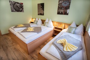 Chambre Quadruple | Literie de qualité supérieure, bureau, Wi-Fi, draps fournis