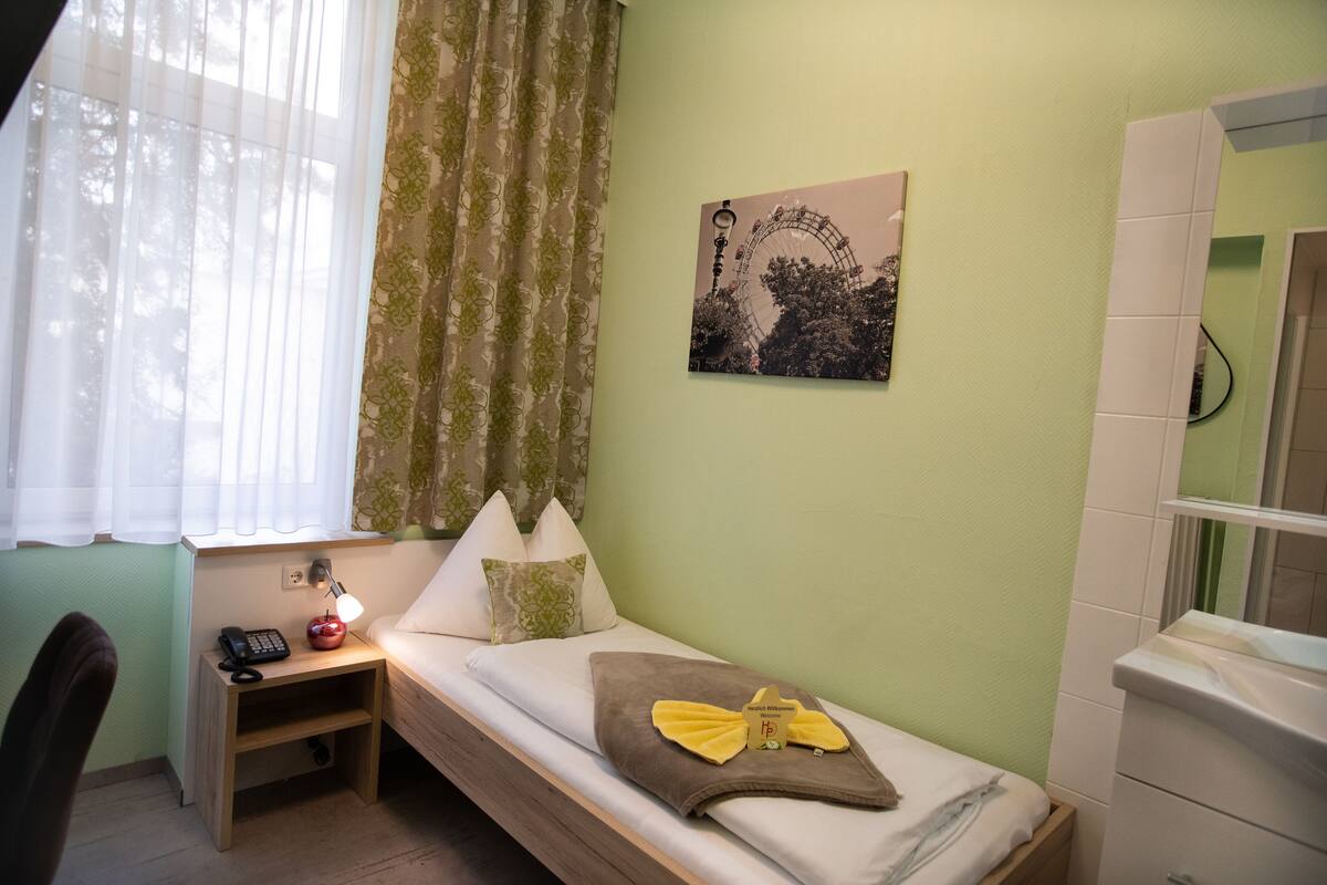 Quarto solteiro, banheiro compartilhado (with shower and shared toilet) | Roupas de cama premium, escrivaninha, Wi-Fi (sobretaxa), roupa de cama