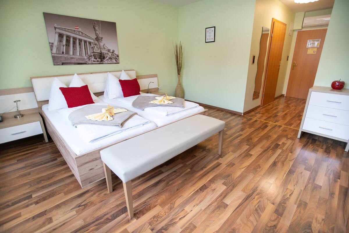 Quarto casal superior | Roupas de cama premium, escrivaninha, Wi-Fi (sobretaxa), roupa de cama