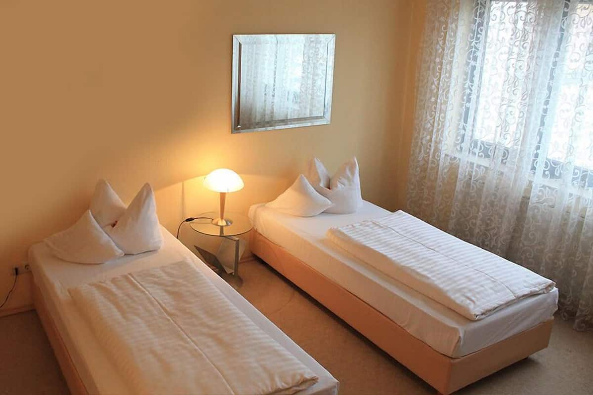 Habitación con 2 camas individuales | Escritorio, tabla de planchar con plancha, wifi gratis y ropa de cama 