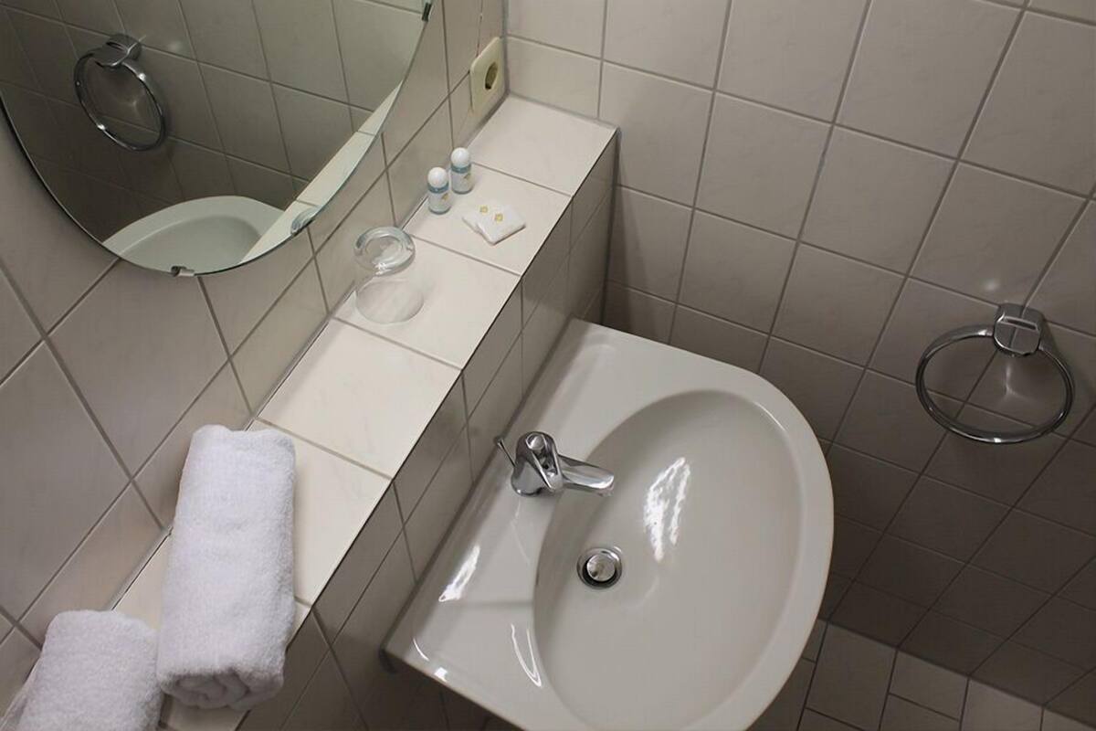 shower, towels, soap, shampoo