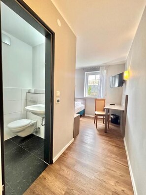 Superior Single Room | Bathroom | Shower, towels, soap, shampoo - Hotel Birkeneck (Heusenstamm)