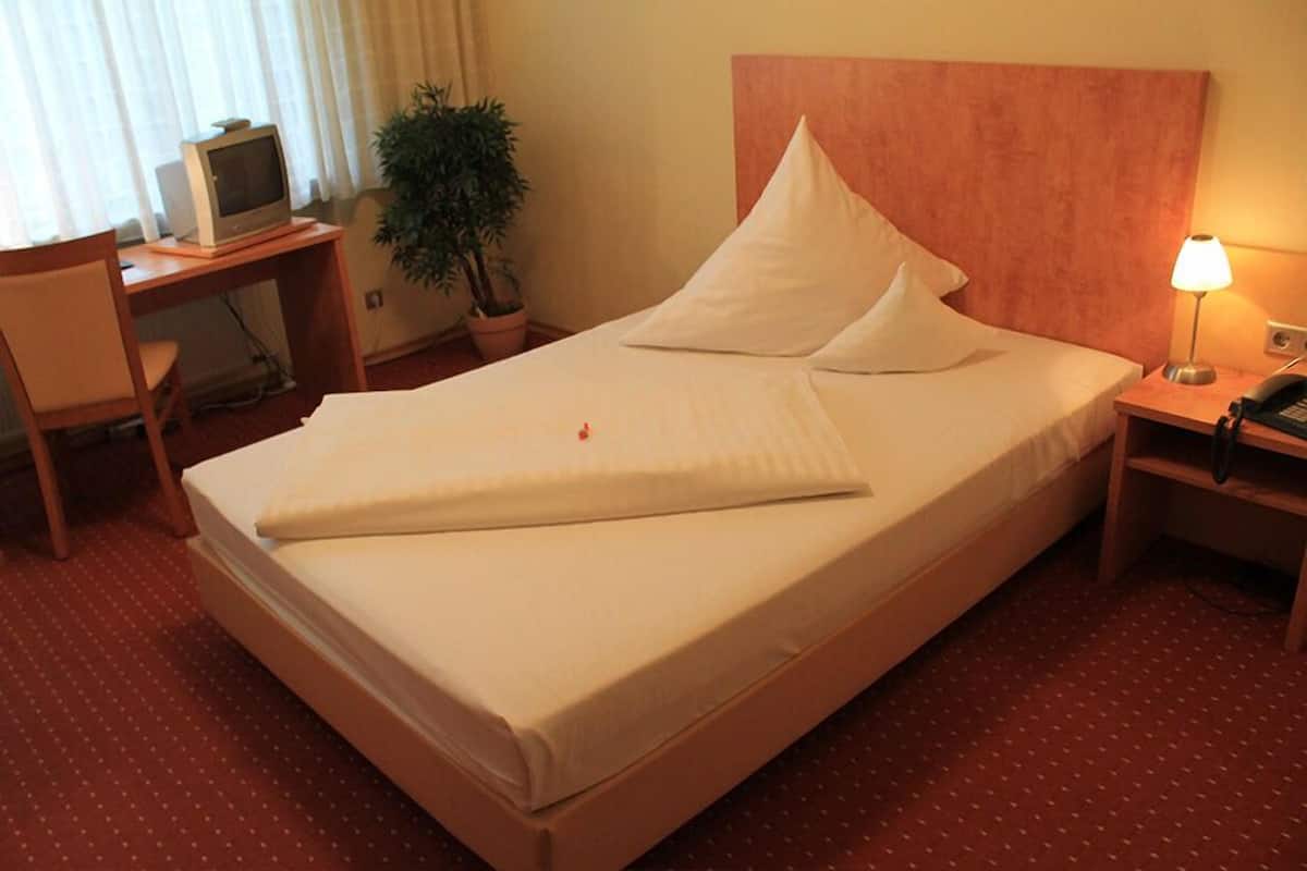 Habitación individual | Escritorio, tabla de planchar con plancha, wifi gratis y ropa de cama 