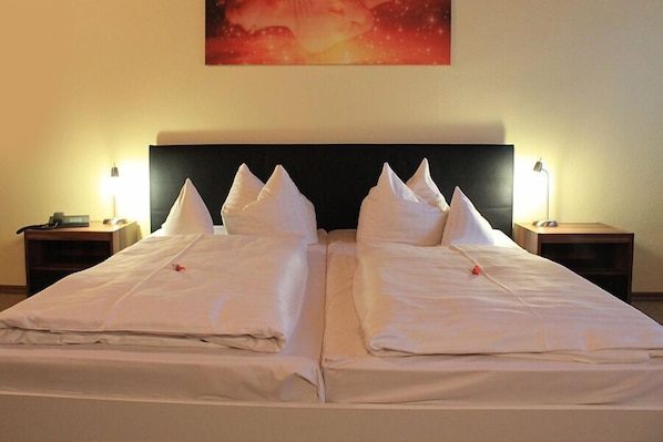 Tweepersoonskamer | Een bureau, een strijkplank/strijkijzer, gratis wifi, beddengoed