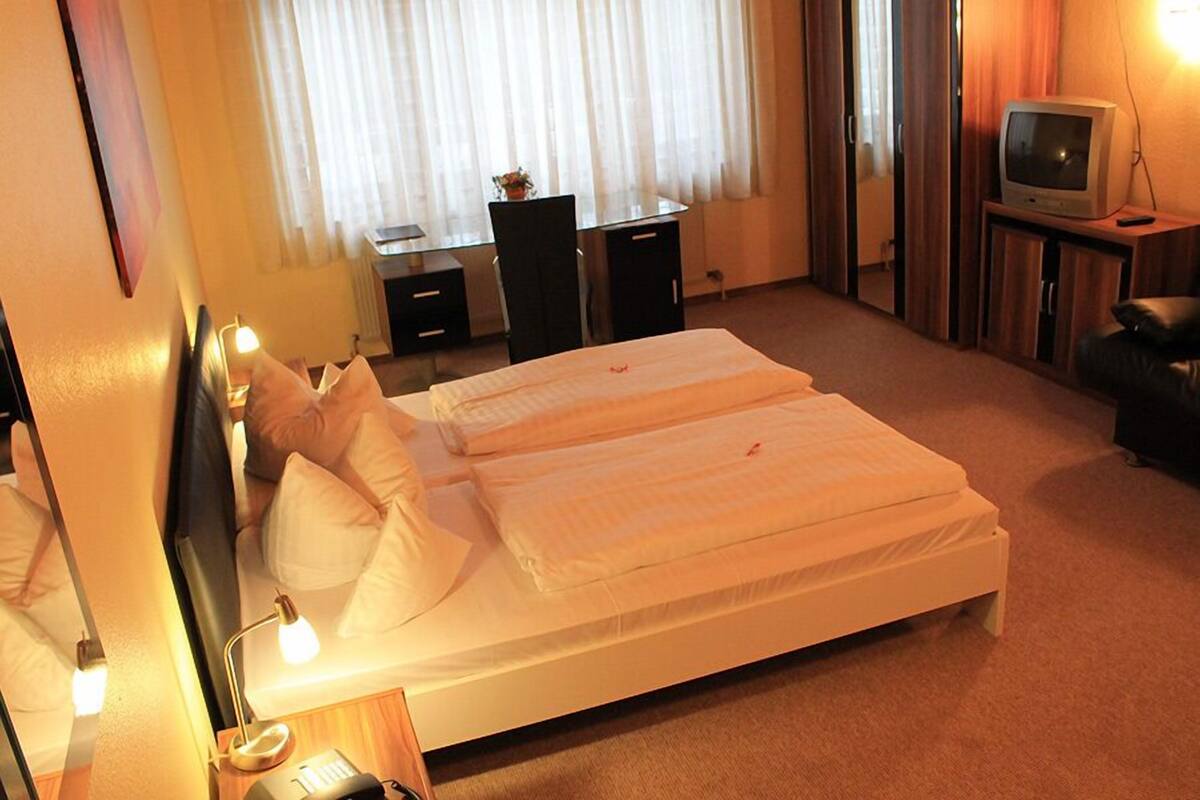 Habitación doble | Escritorio, tabla de planchar con plancha, wifi gratis y ropa de cama 
