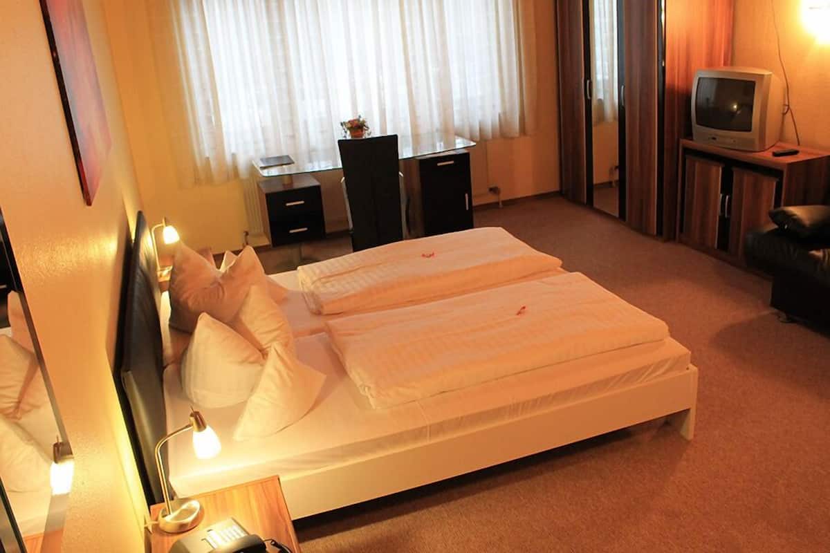 Habitación doble | Escritorio, tabla de planchar con plancha, wifi gratis y ropa de cama