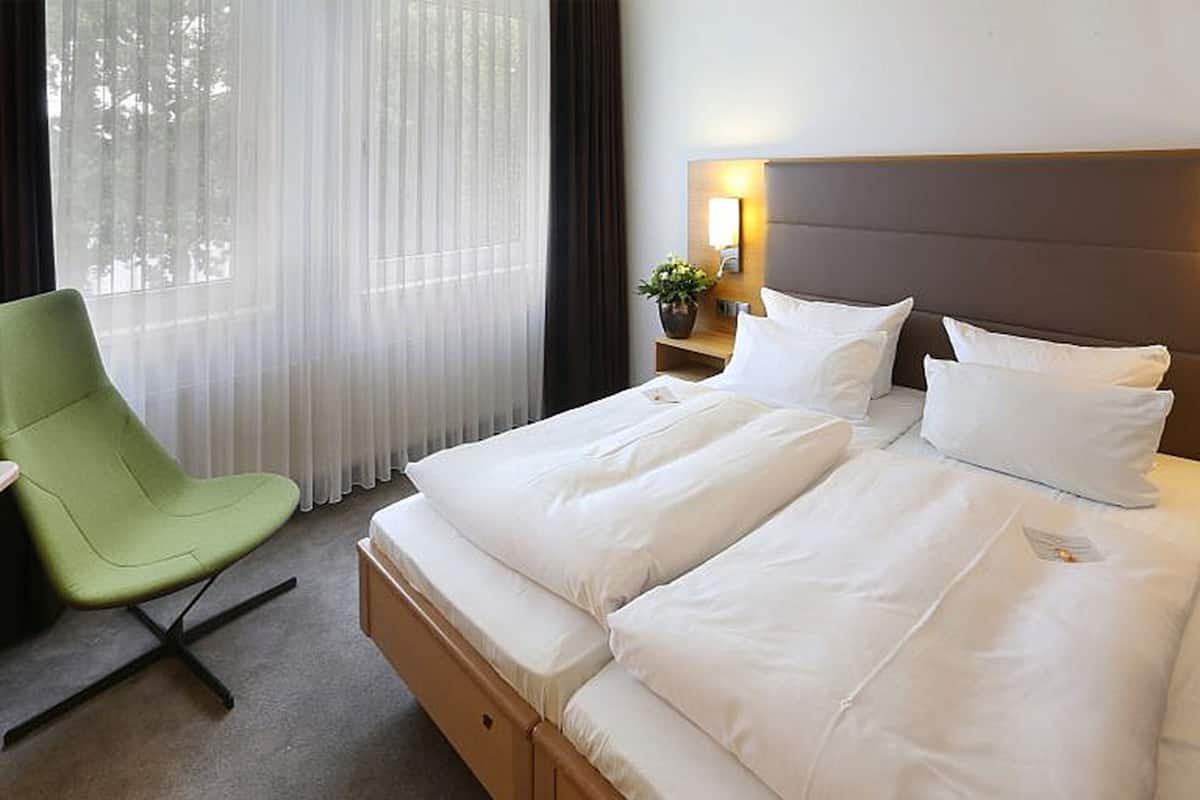 Premium bedding, in-room safe, desk, laptop workspace