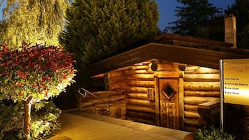 Een sauna, een stoombad, lichaamsbehandelingen, hotstone-massages