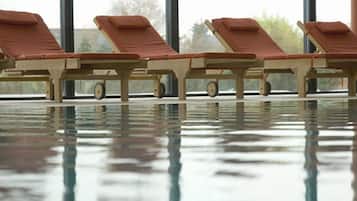 Inomhuspool, utomhuspool och solstolar