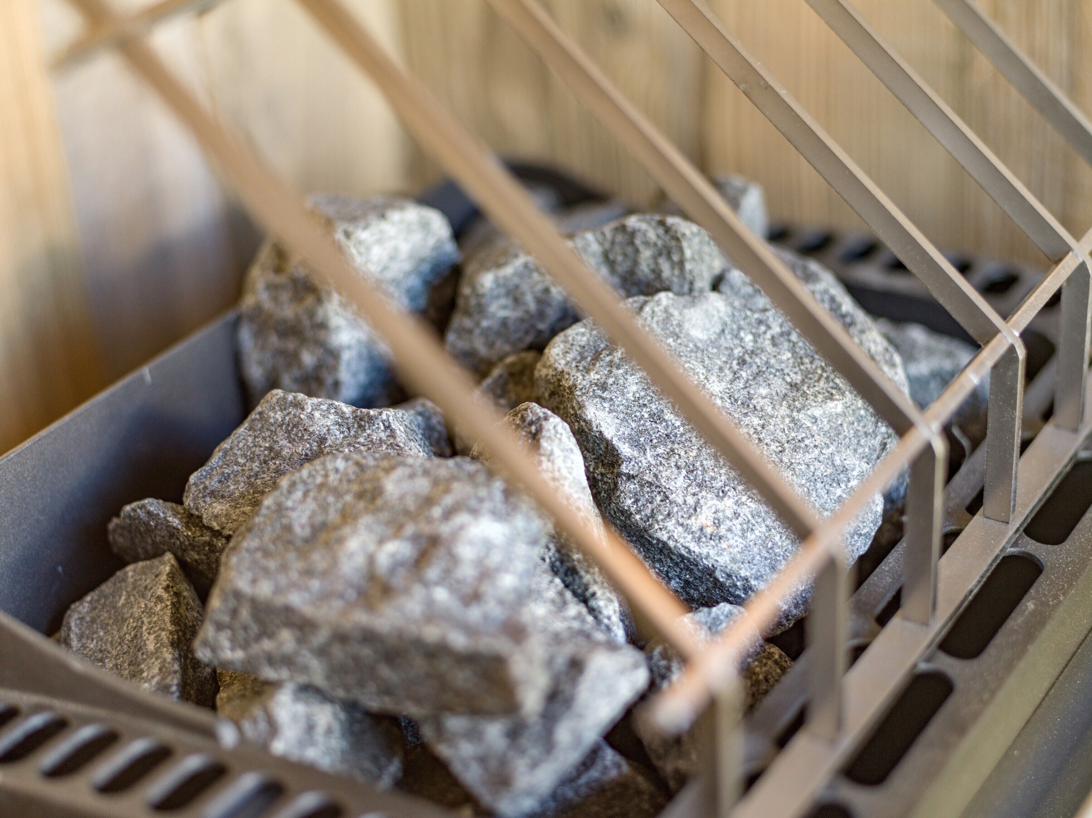 Gros plan sur des briquettes de charbon de bois dans un récipient en métal.