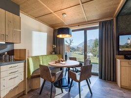 Chalet, vistas a la montaña | Sala de estar | Televisión de pantalla plana de 38 pulgadas con canales por cable