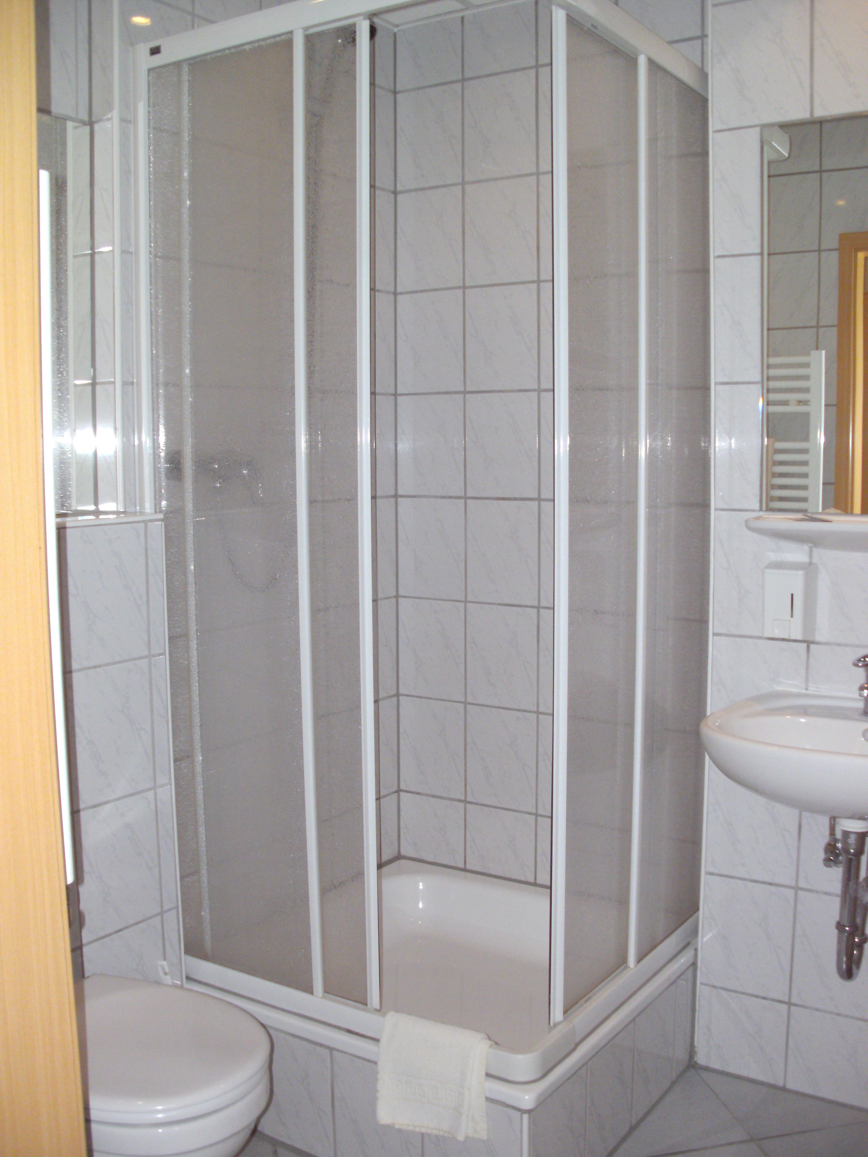 triple room | bathroom | shower, free toiletries, towels