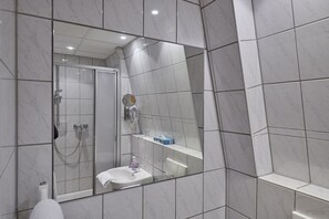Camera doppia | Bagno | Doccia, set di cortesia gratuito, asciugamani