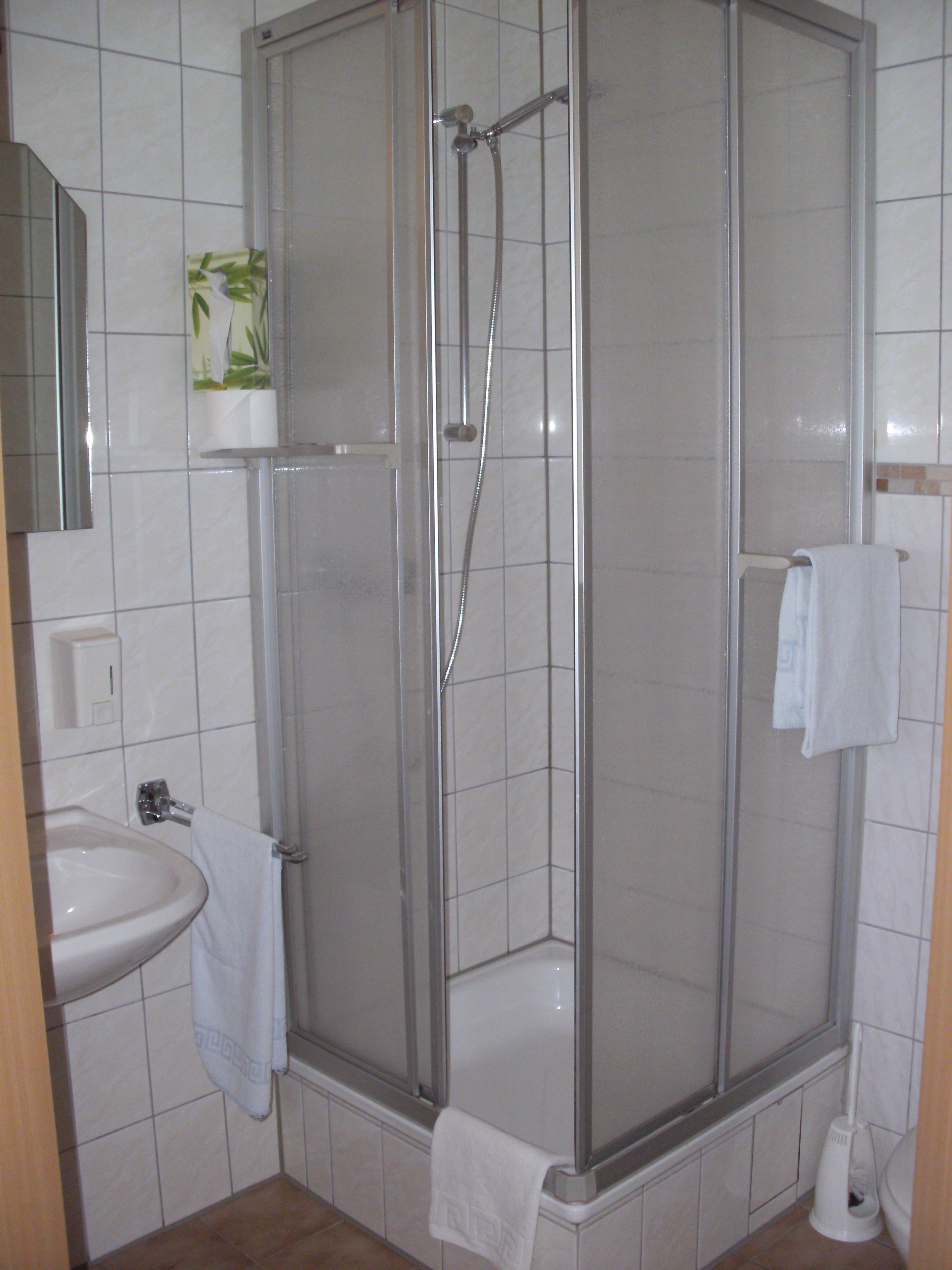 single room | bathroom shower