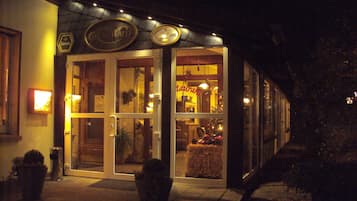 Fassade der Unterkunft – Abend/Nacht