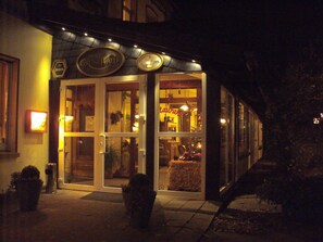 Fassade der Unterkunft – Abend/Nacht