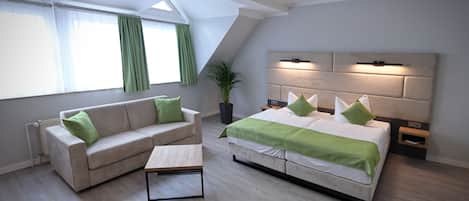 Eenvoudige kamer | Een kluis op de kamer, een bureau, verduisterende gordijnen