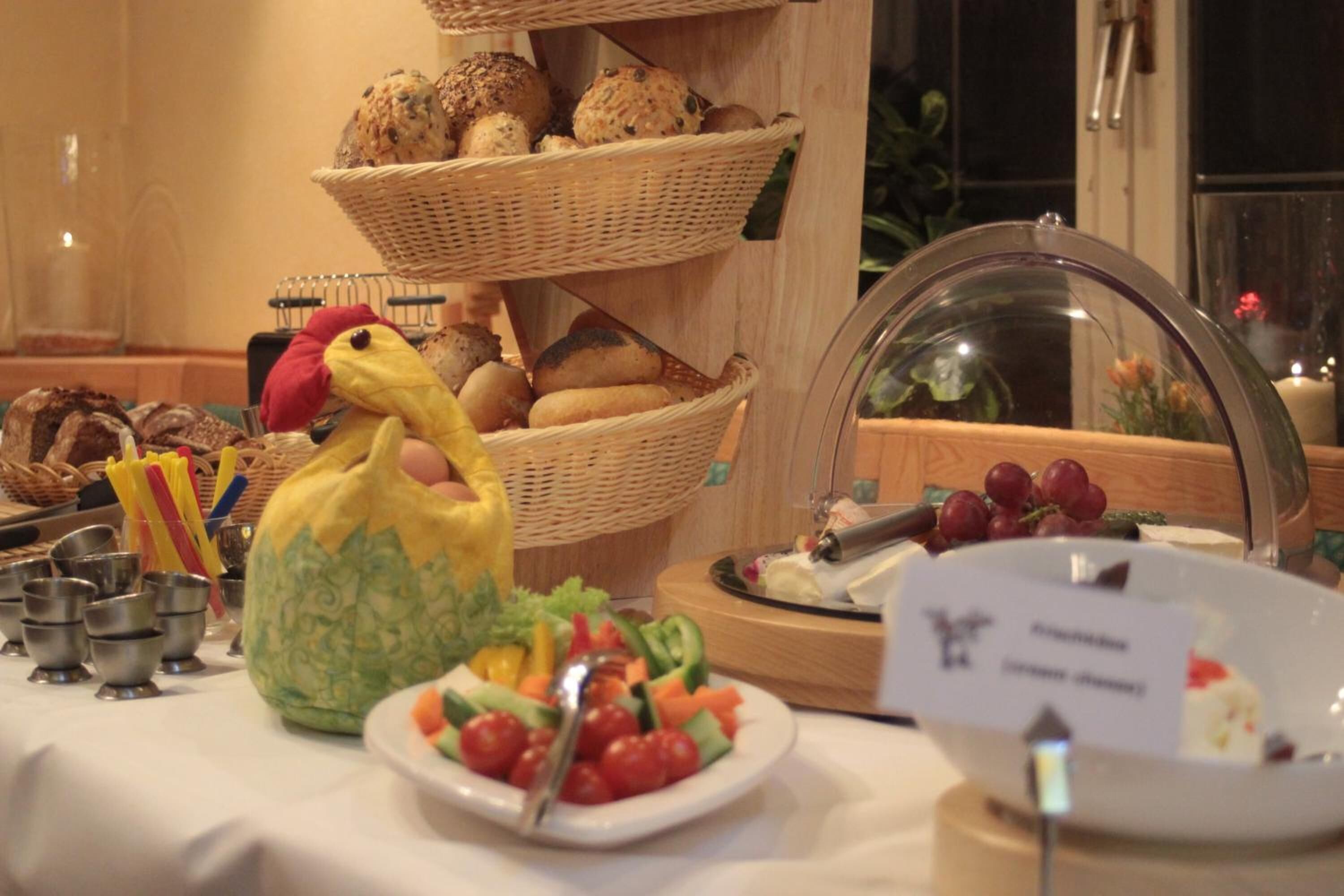 lunch, dinner served; regional cuisine, al fresco dining