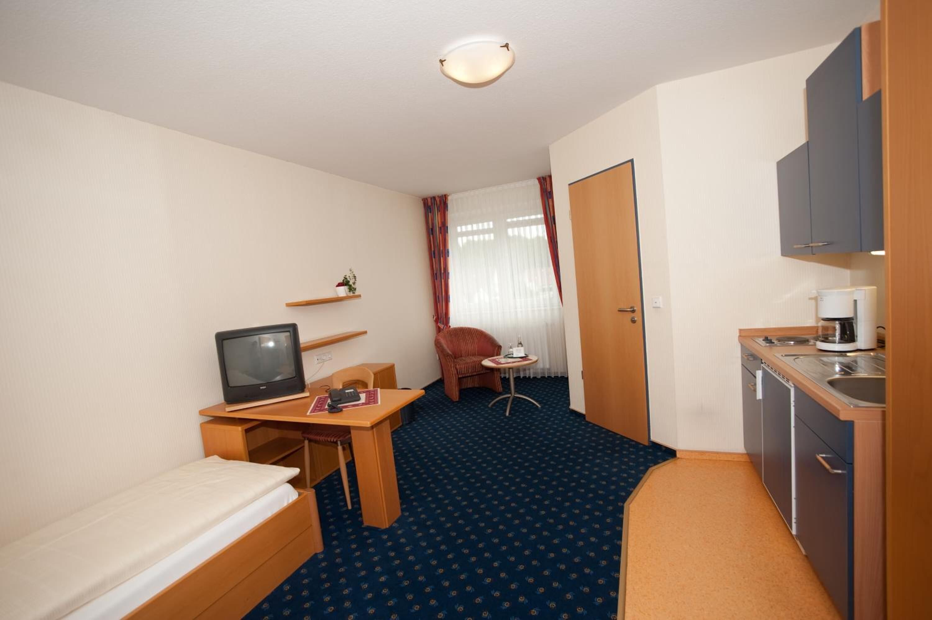 hypo-allergenic bedding, in-room safe, desk, soundproofing