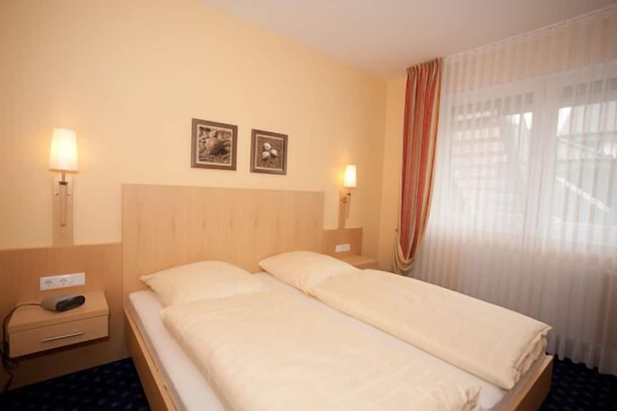 Hypo-allergenic bedding, in-room safe, desk, soundproofing