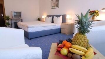 Double Room | Desk, iron/ironing board, free WiFi, bed sheets