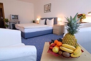 Desk, iron/ironing board, free WiFi, bed sheets - Hotel am Klostersee (Sindelfingen)