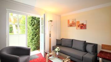 Classic Apartment (Parkchalet) | Minibar, desk, free WiFi, bed sheets