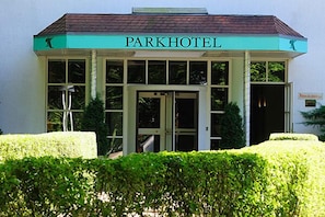 Property entrance - Parkhotel Klüschenberg (Plau am See)