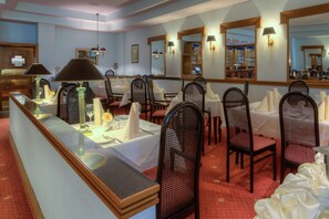 DĂźner et souper servis sur place, restaurant en plein air