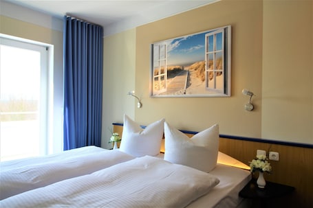 Minibar, escritorio, wifi gratis y ropa de cama . Parkhotel Klüschenberg