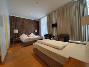 Triple Room | Living area | Flat-screen TV - Erlanger Hof (Berlin)