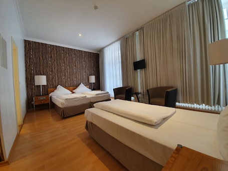 Dreibettzimmer | Wohnbereich | Flachbildfernseher. Erlanger Hof