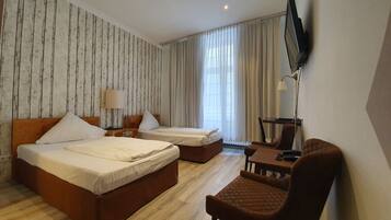 Allergitestade sÀngklÀder, vÀrdeförvaringsskÄp pÄ rummet och skrivbord