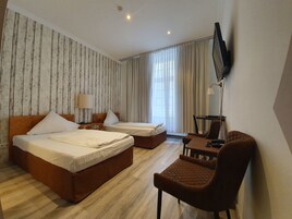 Hypo-allergenic bedding, in-room safe, desk, blackout drapes