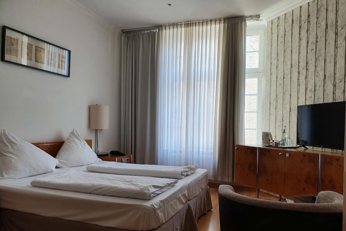 Hypoallergeen beddengoed, een kluis op de kamer, een bureau
