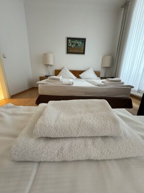 Triple Room | Hypo-allergenic bedding, in-room safe, desk, blackout drapes - Erlanger Hof (Berlin)
