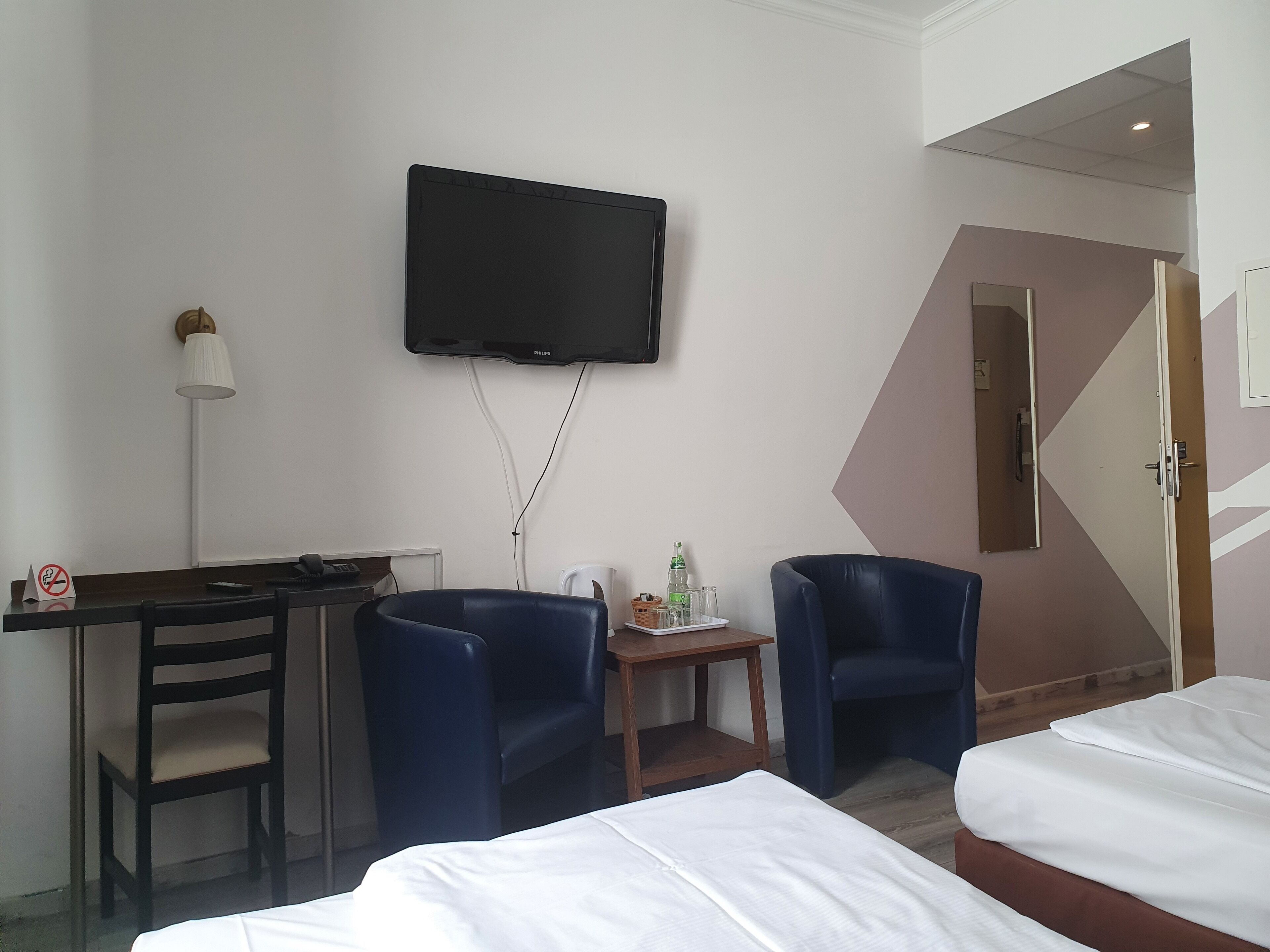 hypo-allergenic bedding, in-room safe, desk, blackout curtains