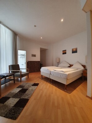 Comfort Double Room | Living area | Flat-screen TV - Erlanger Hof (Berlin)
