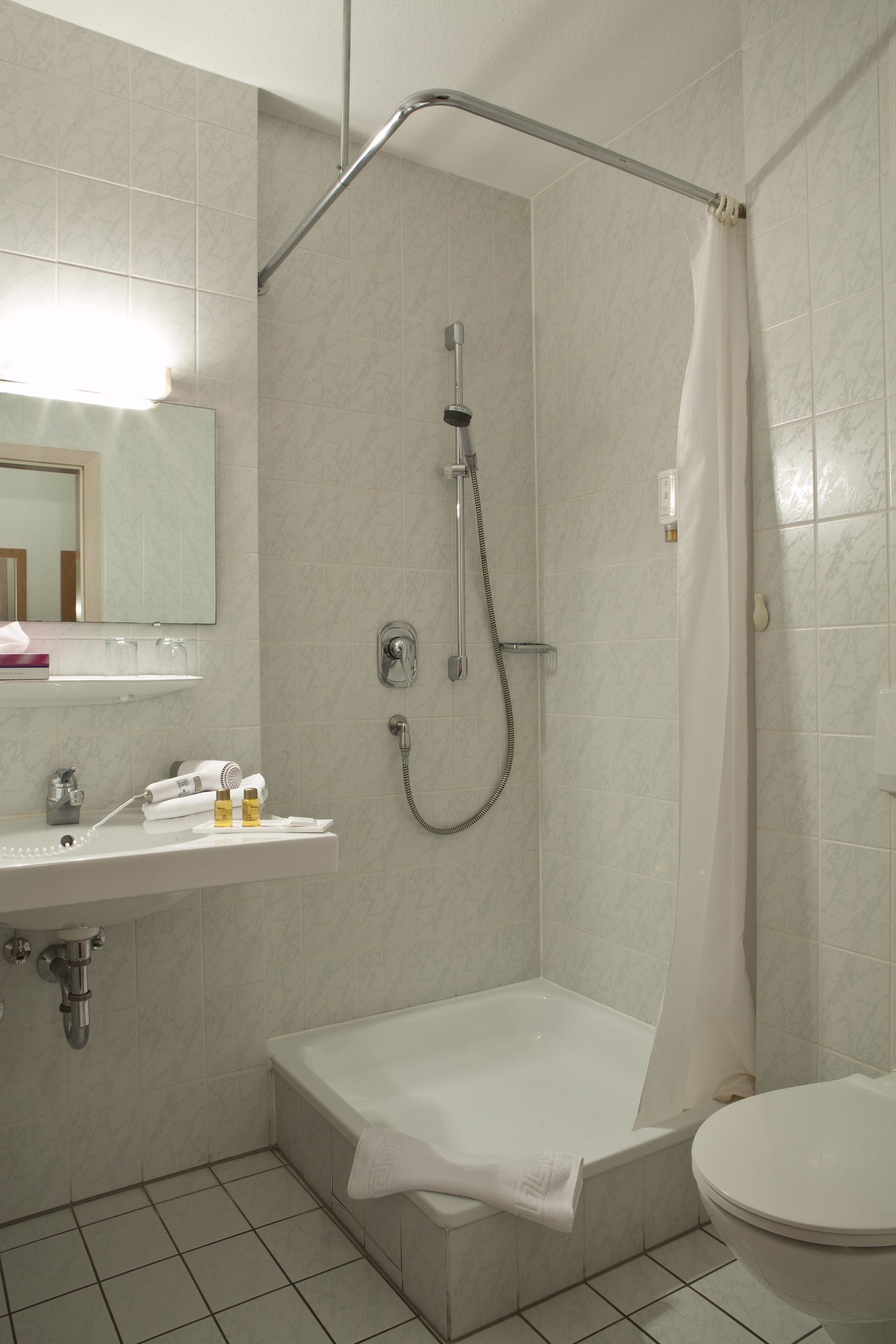 Doppel- oder Zweibettzimmer | Dusche im Bad