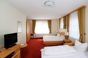 Minibar, brankas, meja kerja, dan Wi-Fi gratis