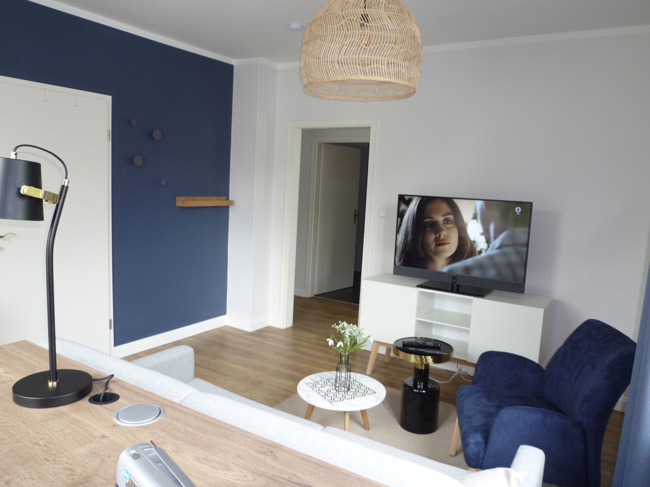 suite | living area | flat-screen tv