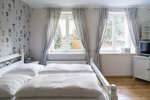 Individually furnished, desk, free cribs/infant beds, rollaway beds - Hotel Residenz Begaswinkel (Berlin)
