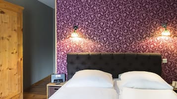 Muebles diferentes, escritorio, cunas gratuitas y camas extra