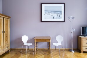 Comfort Double Room, Balcony | Living area | Flat-screen TV - Hotel Residenz Begaswinkel (Berlin)