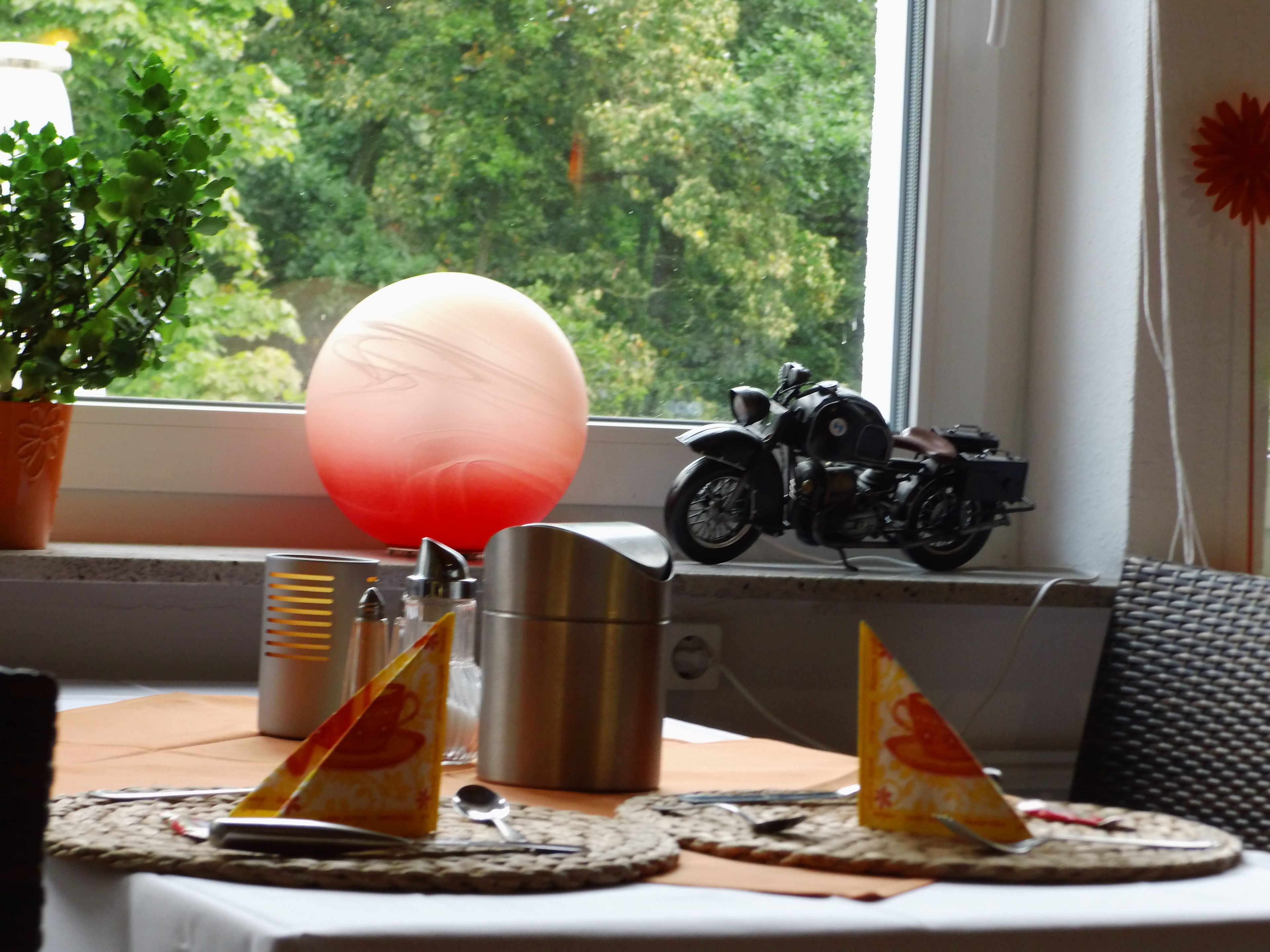 Tägliches Frühstücksbuffet (13 EUR pro Person)