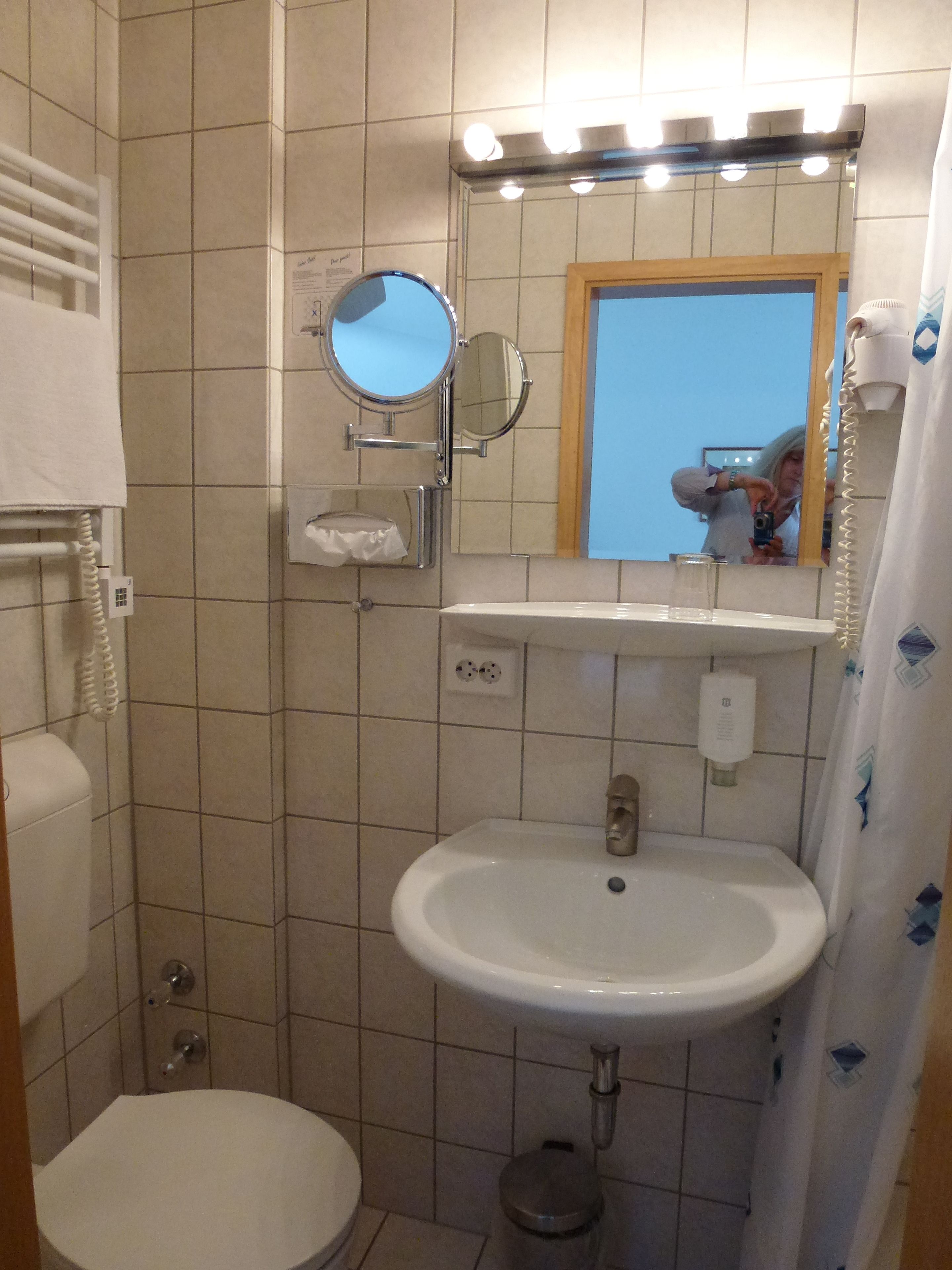 Kylpyhuoneessa on wc, pesuallas ja peili. Siellä on myös pyyheteline ja suihkuverho.