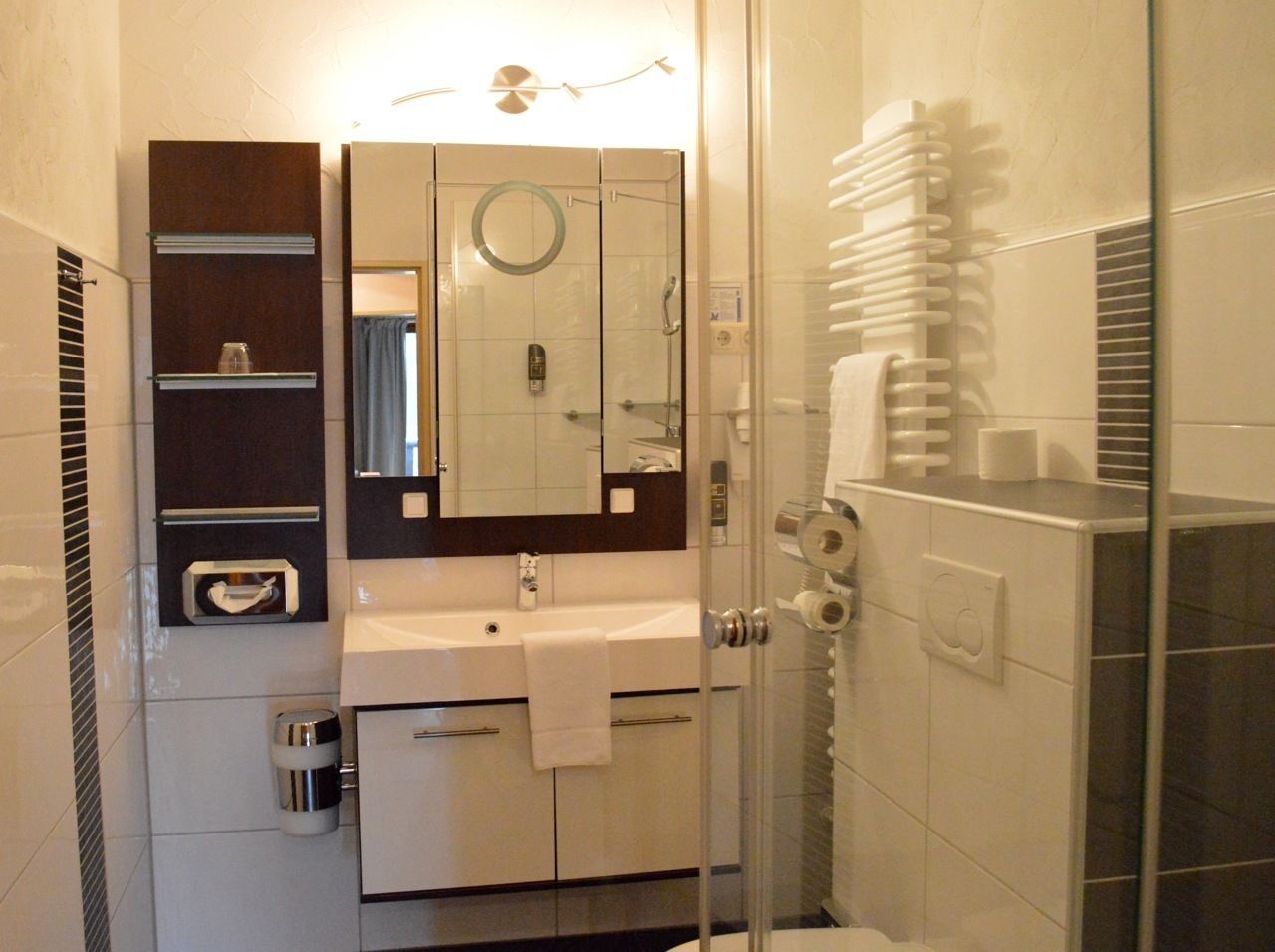 standard double room | bathroom | shower, free toiletries, hair dryer, towels