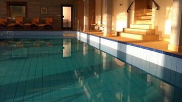 室內游泳池,開放時間為 07:00 至 21:00,提供日光浴躺椅