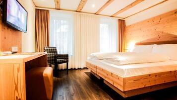 Doppelzimmer Twin | Luxe beddengoed, een kluis op de kamer, een bureau, geluiddichte muren