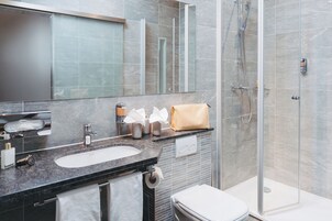 Suite Superior | Familienzimmer | Banheiro | Secador de cabelo, toalhas de banho, sabonete, shampoo